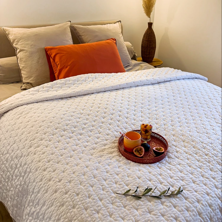 Edredon ou jeté de lit matelassé microfibre