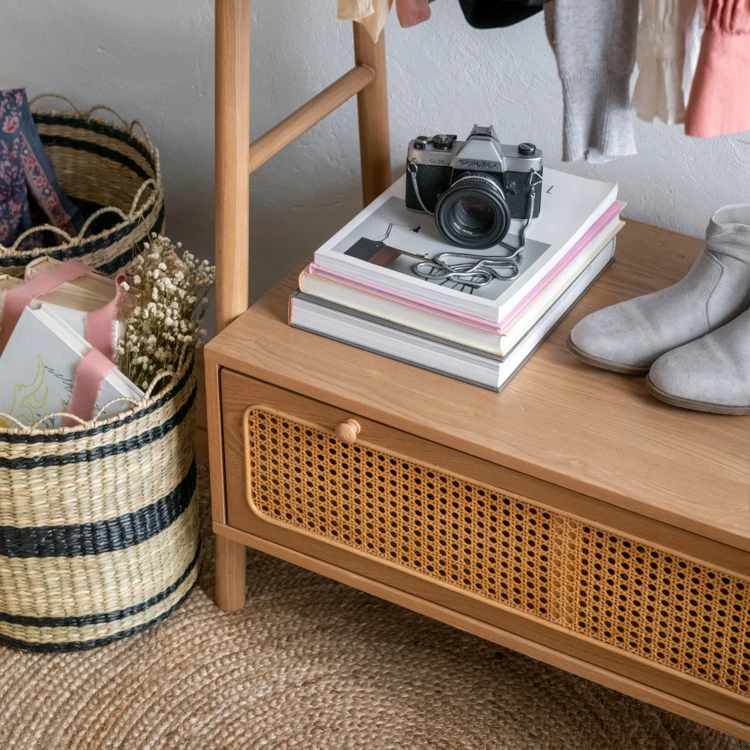 Flurkommode aus Holz mit Kleiderstange und Schublade mit Rattanverkleidung