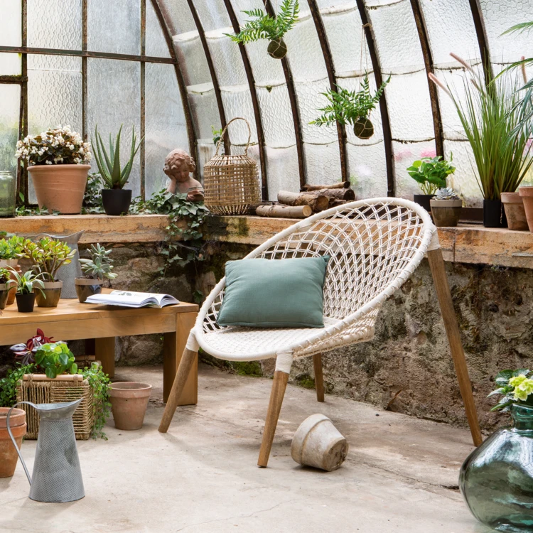 Fauteuil en macramé avec pieds en bois
