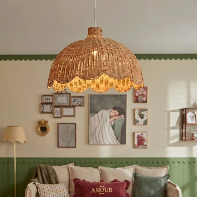 Suspension luminaire en rotin tressé à bord festonné