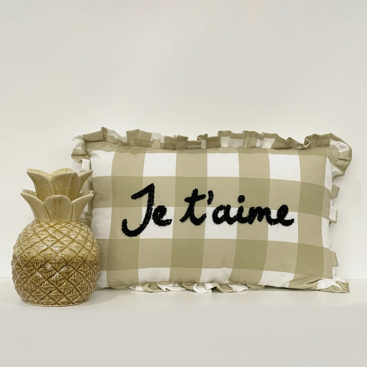 Almofada retangular "Je t'aime" em xadrez