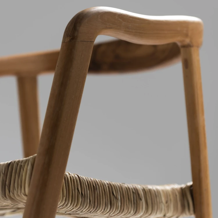 Silla de madera de teca y asiento de mimbre trenzado