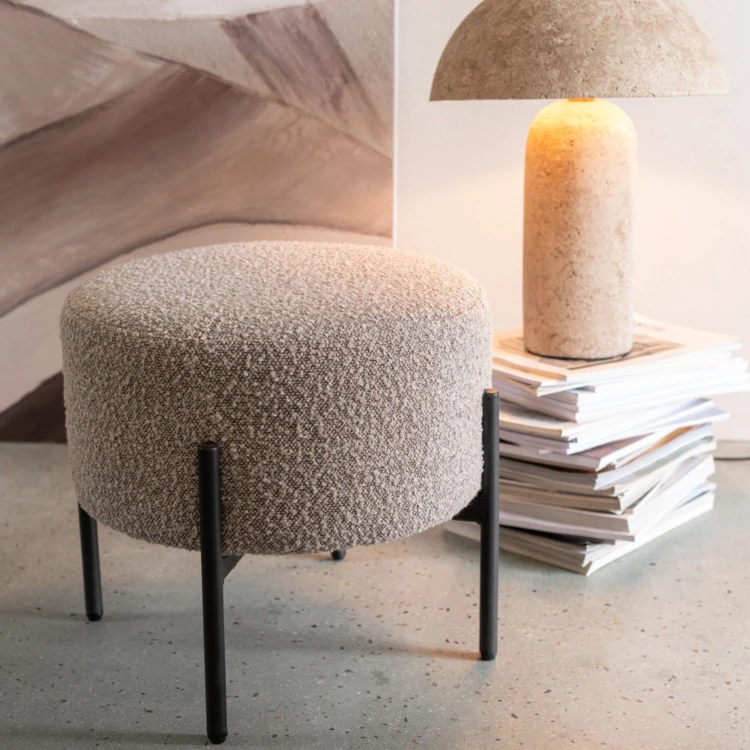 Taburete redondo pequeño de madera y tejido bouclé