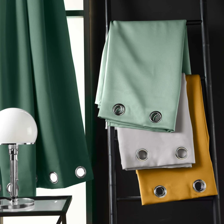 Rideau occultant uni à oeillets