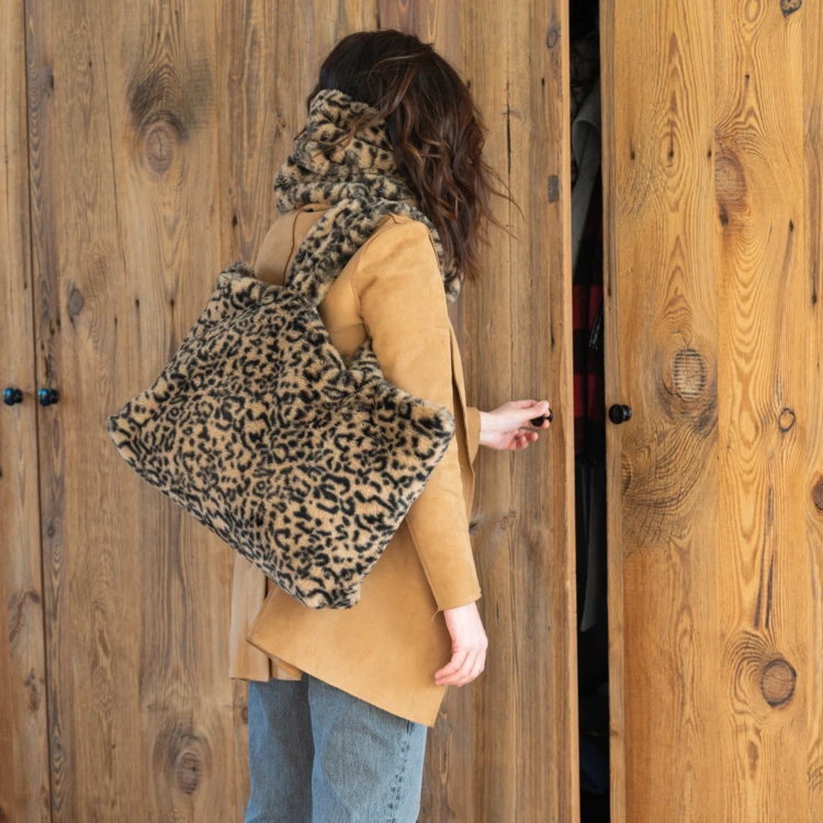 Tasche aus Kunstfell mit Leopardenmuster