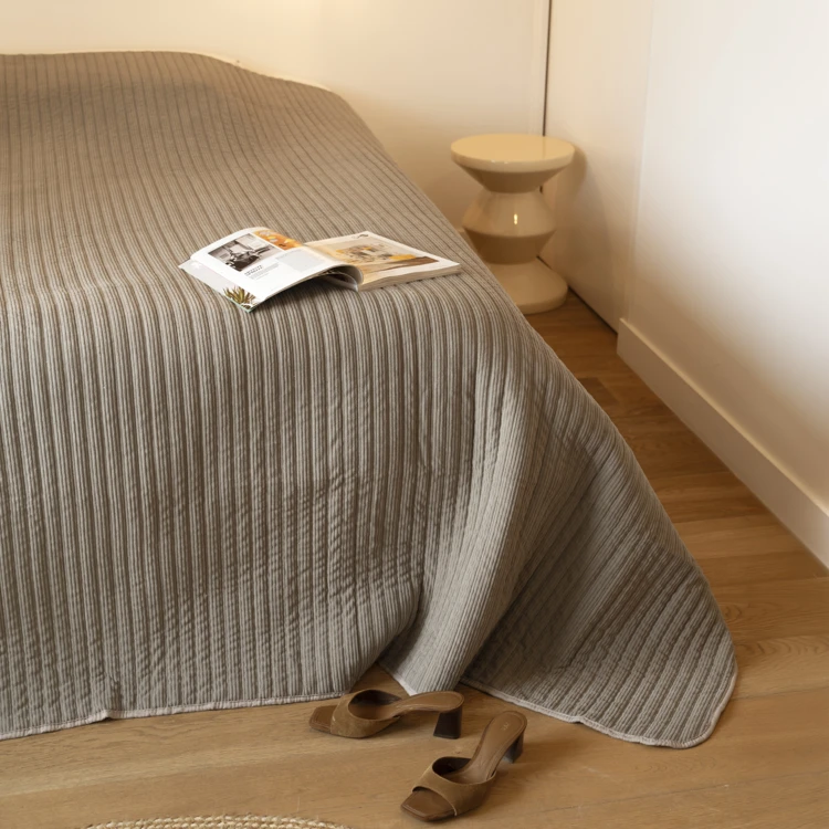 Jeté de lit matelassé en velours côtelé
