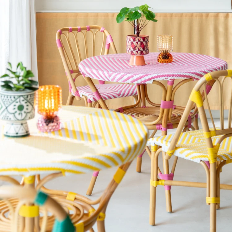 Table de jardin en rotin et bambou tressé