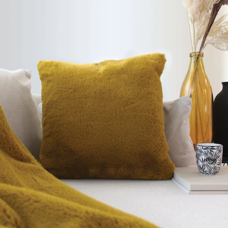 Coussin décoratif effet fourrure toucher ultra doux