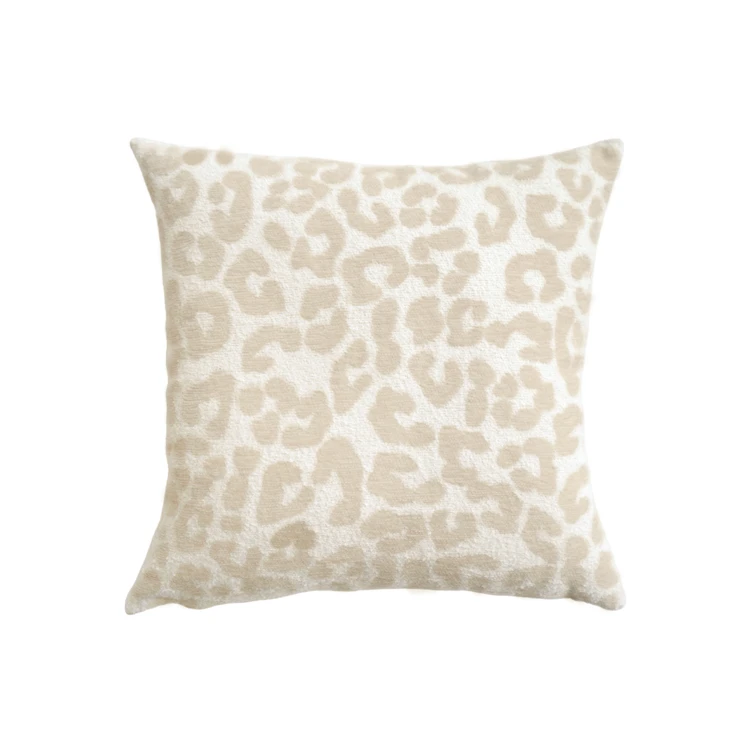 Coussin décoratif carré en jacquard chenille à motif léopard