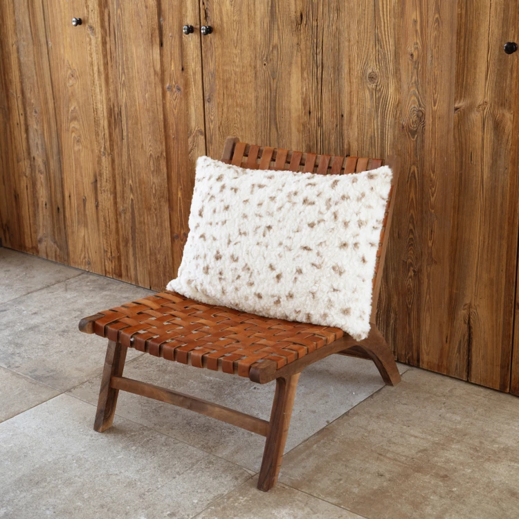 Coussin décoratif moucheté à texture bouclée et dos velours