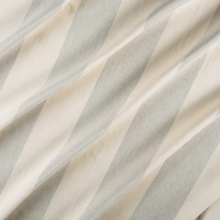 Rideau à rayures verticales en armure satin avec œillets