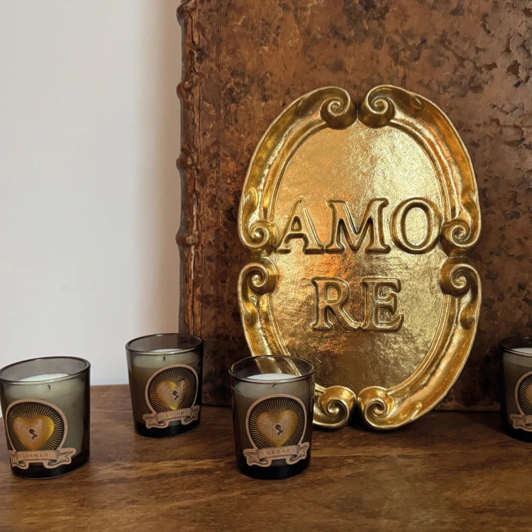 Decoración mural barroca de poliresina con inscripción