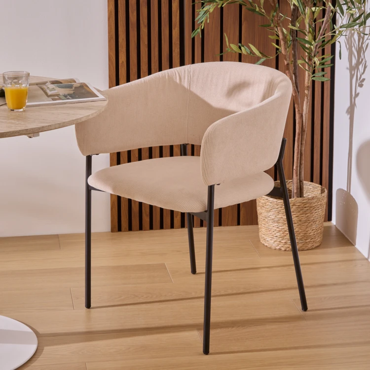 Sillón de comedor de pana con reposabrazos