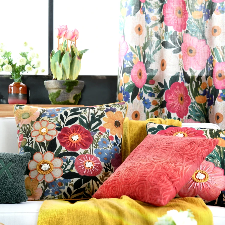 Coussin motif floral coloré