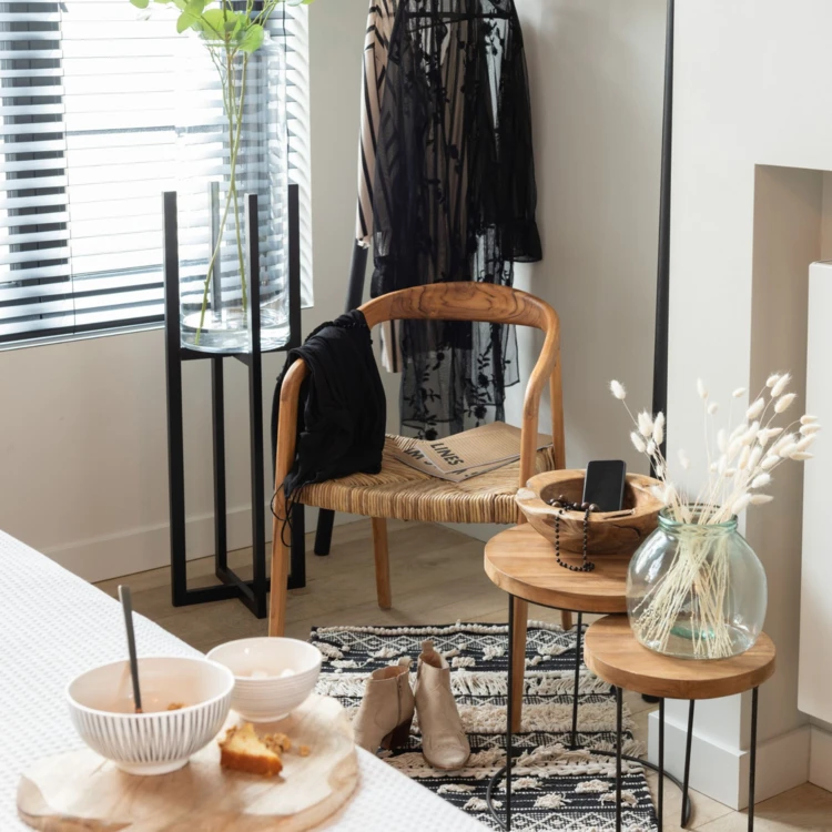 Silla de madera de teca y asiento de mimbre trenzado