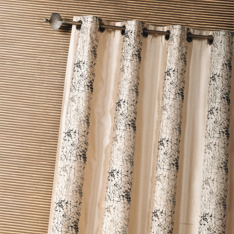 Rideau d'ameublement shantung brodé motif éthnique