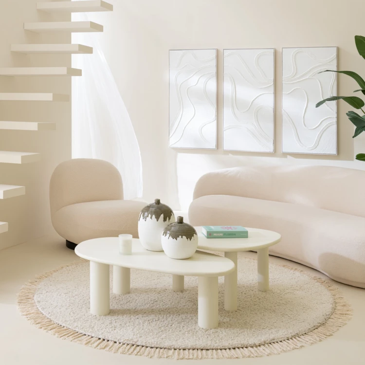 Mesa de centro de madera con diseño contemporáneo y líneas depuradas