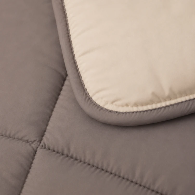 Couette légère réversible bicolore en microfibre 200 gr/m²