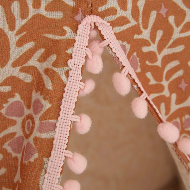 Tipi enfant avec tissu décoratif et structure en bois