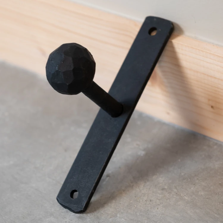 Gancho de pared pequeño, recto, metal negro y bola