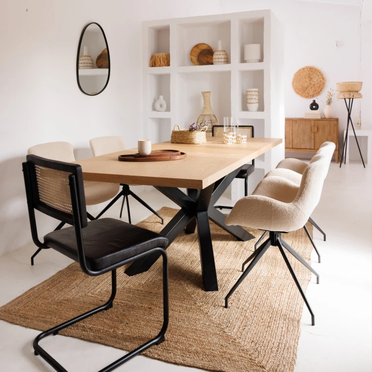Mesa de comedor extensible con aspecto de madera y base en cruz