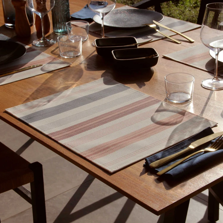Gestreiftes Platzset aus Polyester mit Kunststoffeffekt