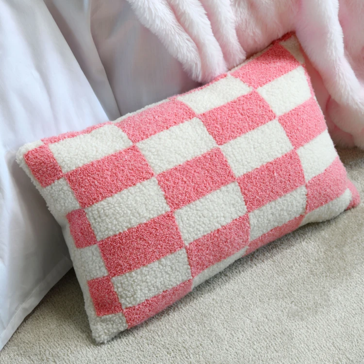 Coussin rectangulaire en bouclette à motif damier