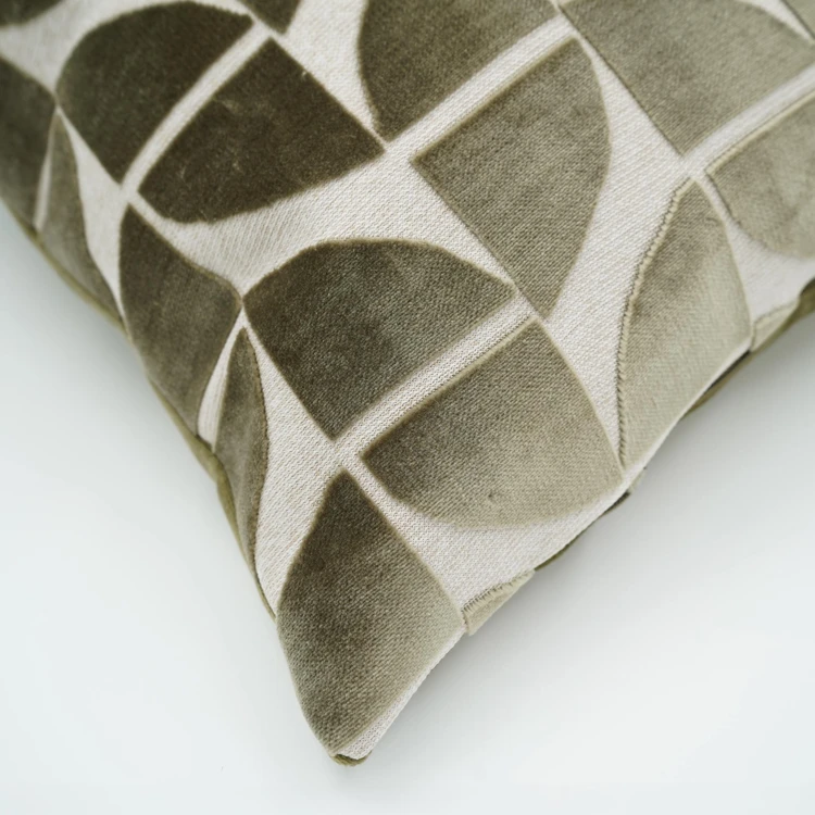 Coussin décoratif carré en velours dévoré à motif géométrique