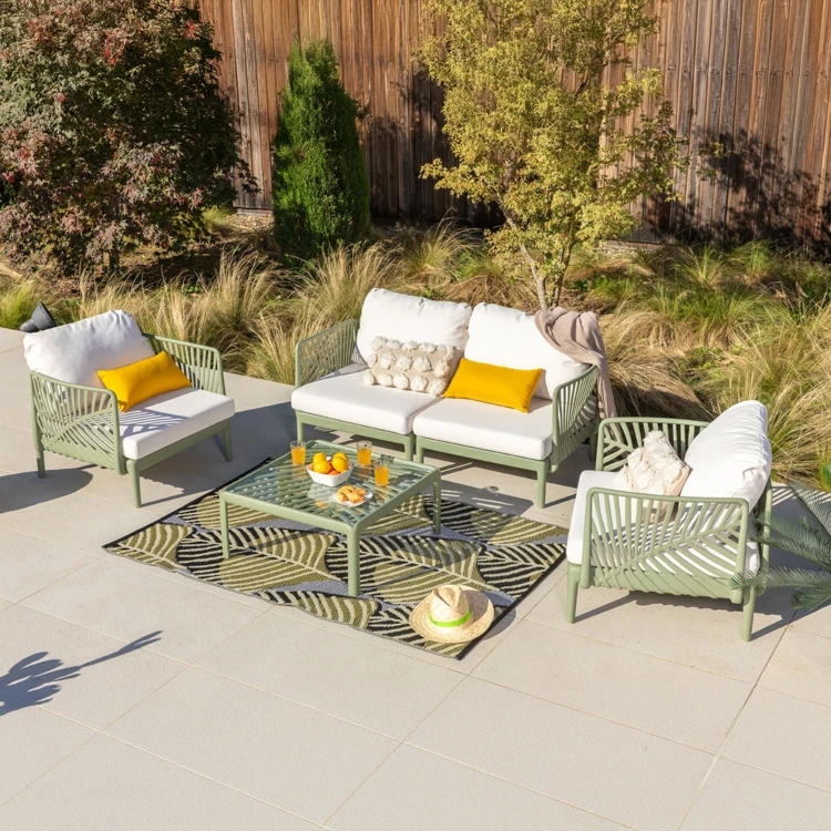 Salon de jardin bas 4 places en résine avec coussins