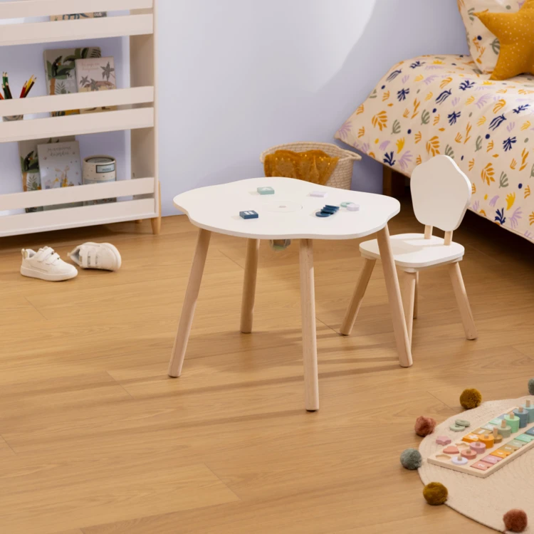 Table enfant forme organique avec pieds en bois