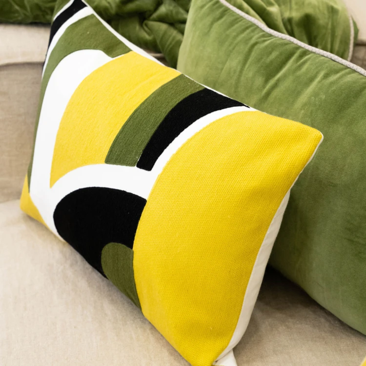 Coussin brodé en relief motif abstrait