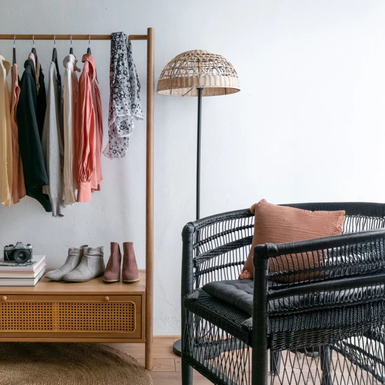 Flurkommode aus Holz mit Kleiderstange und Schublade mit Rattanverkleidung