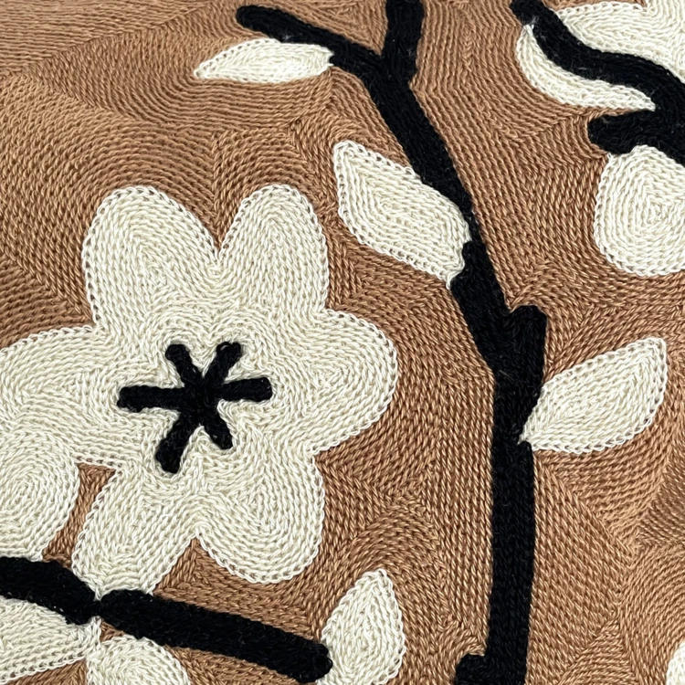 Cojín rectangular bordado con motivos florales