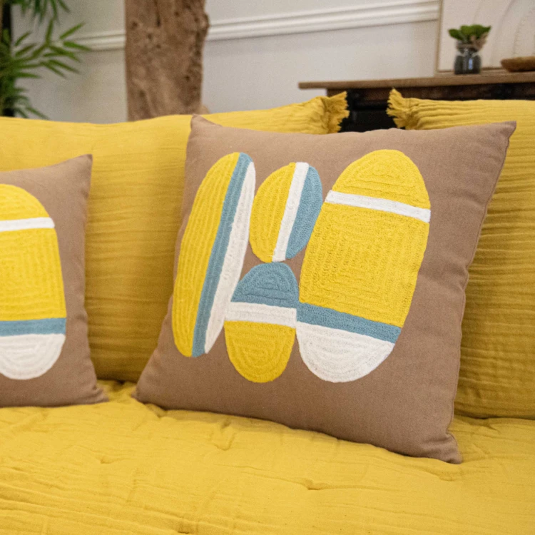Coussin brodé motif galets de plage