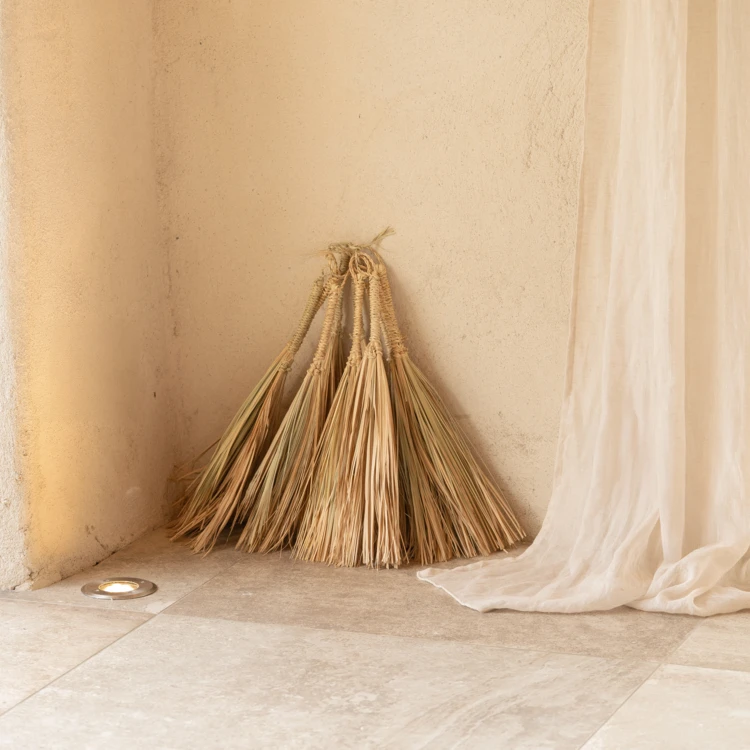 Balai naturel long en paille