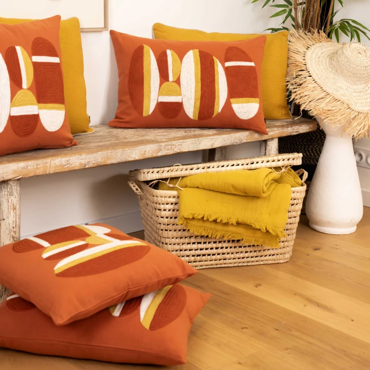 Coussin brodé motif galets de plage