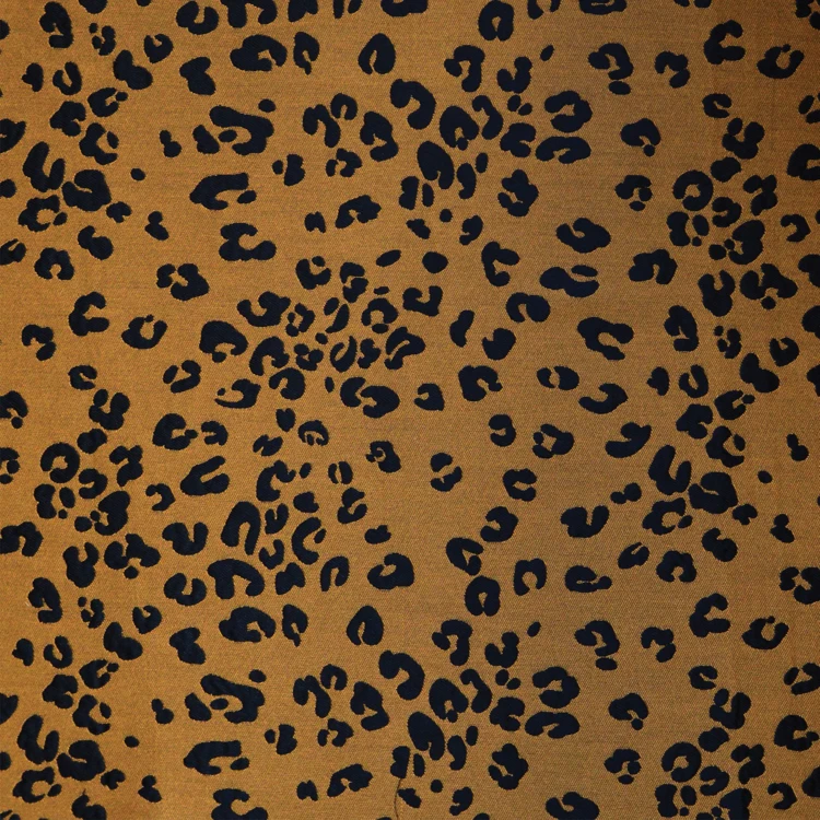 Tela color lino con estampado de leopardo