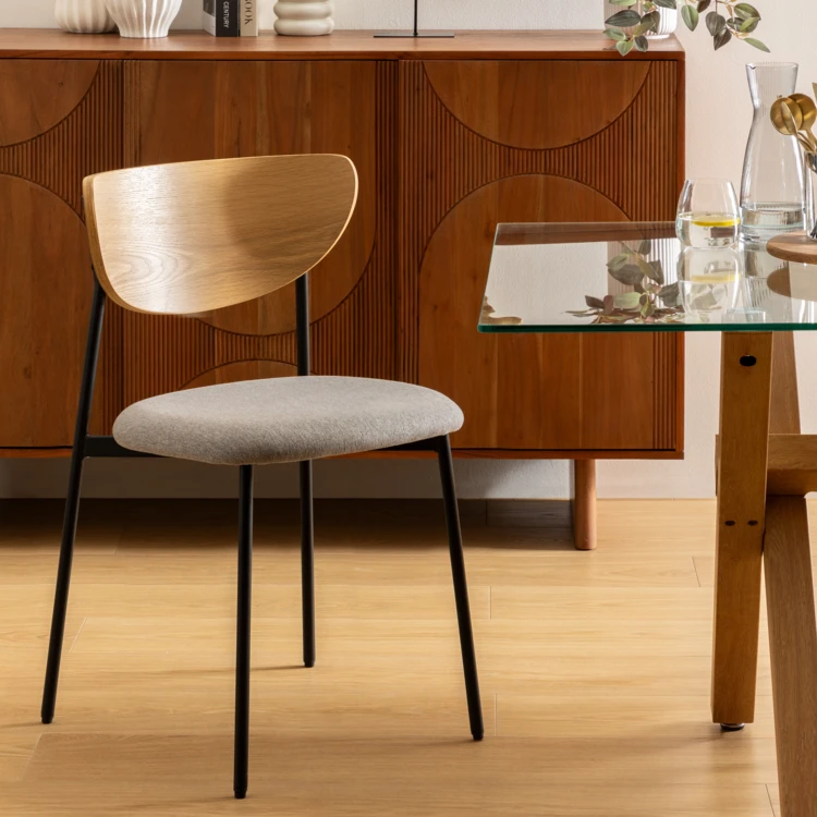 Silla con respaldo de madera y patas de metal