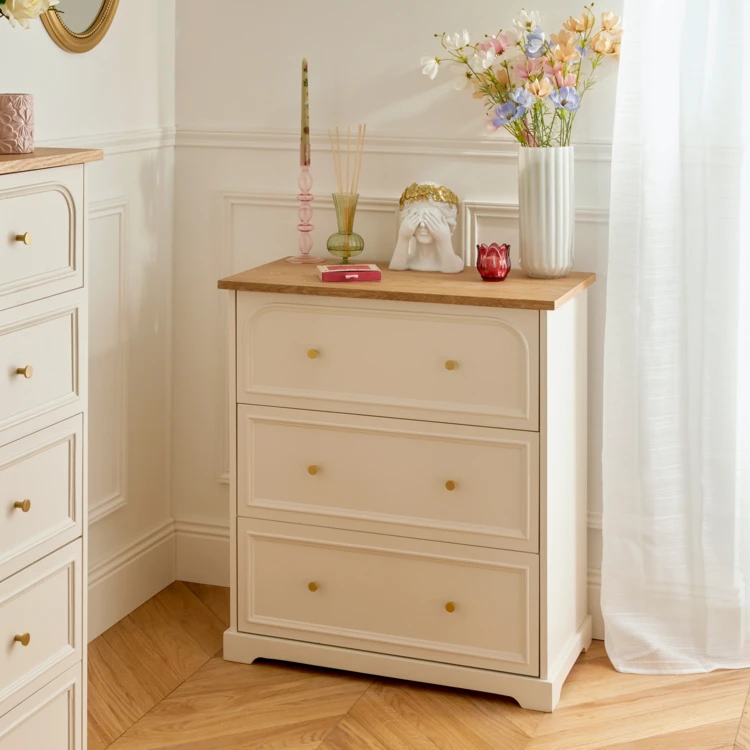 Cómoda de madera con tres cajones y encimera de fresno