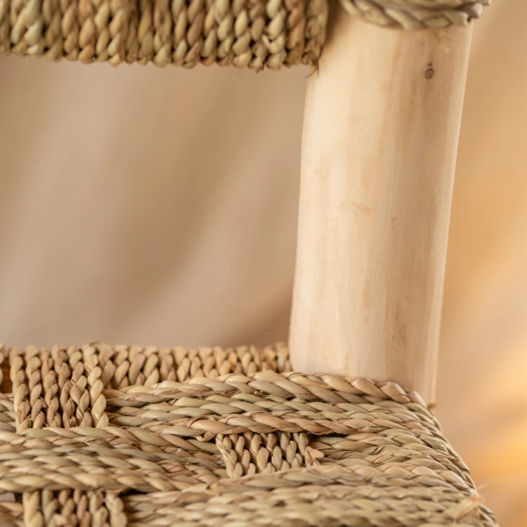 Sillón bajo de madera y fibra trenzada