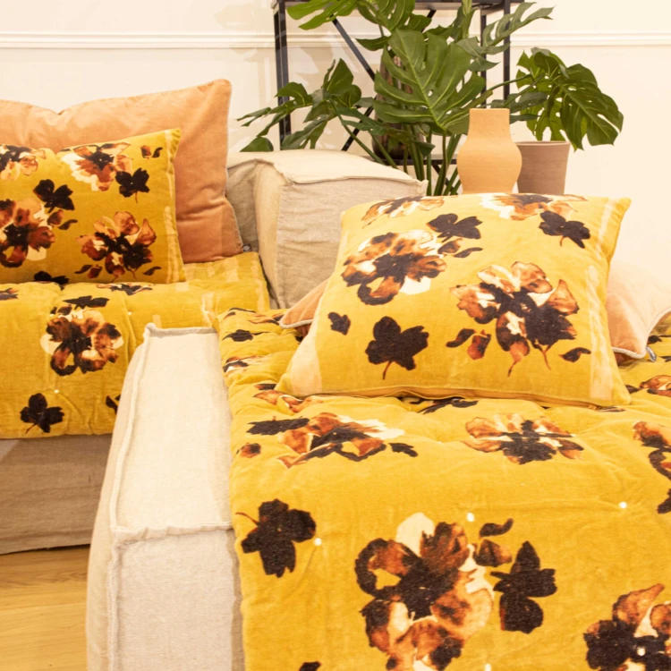 Cojín de terciopelo con estampado floral