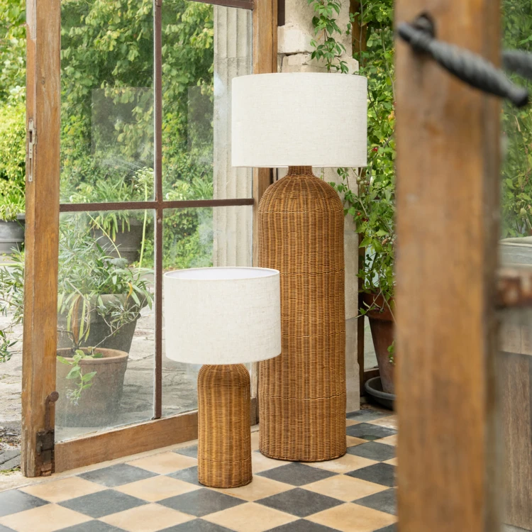 Lampe à poser en métal avec pied cylindrique ajouré