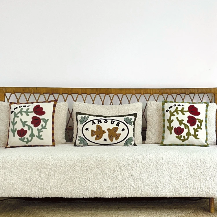 Besticktes Kissen mit Vogelmotiv und "Liebe"