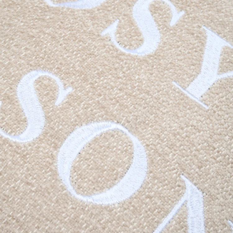 Coussin décoratif avec message brodé "Cosy Season"