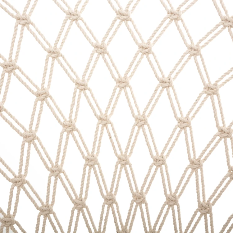 Fauteuil en macramé avec pieds en bois