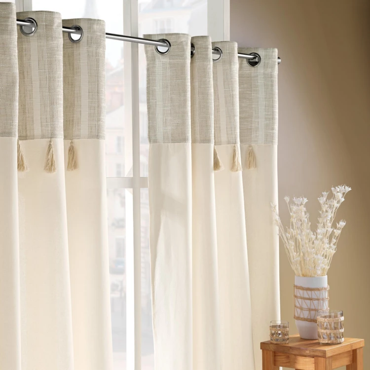 Polycotton-Ösenvorhang mit gewebtem Top und Pompons