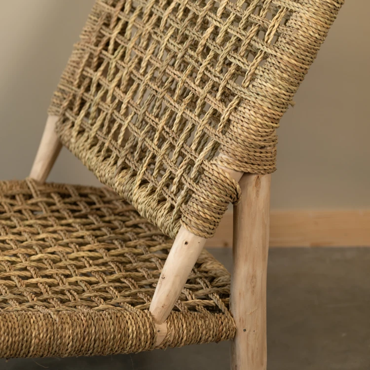Sillón bohemio de madera con trenzado calado