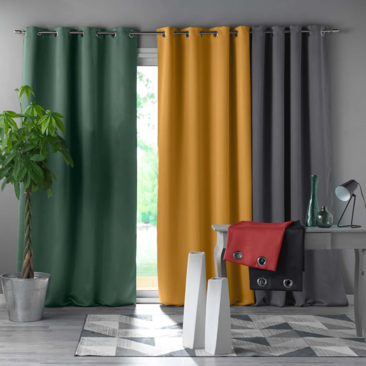 Rideau occultant uni à oeillets