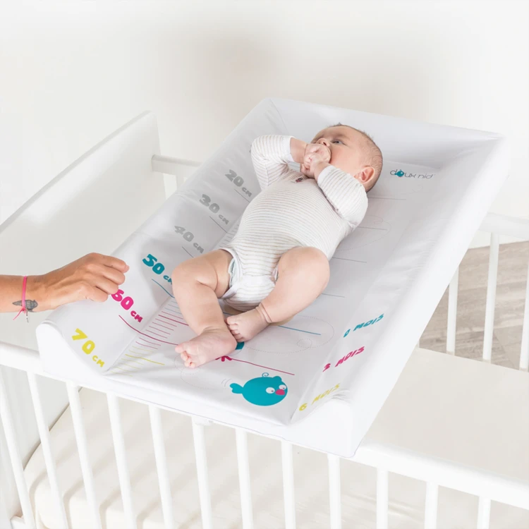 Plan à langer avec matelas intégré