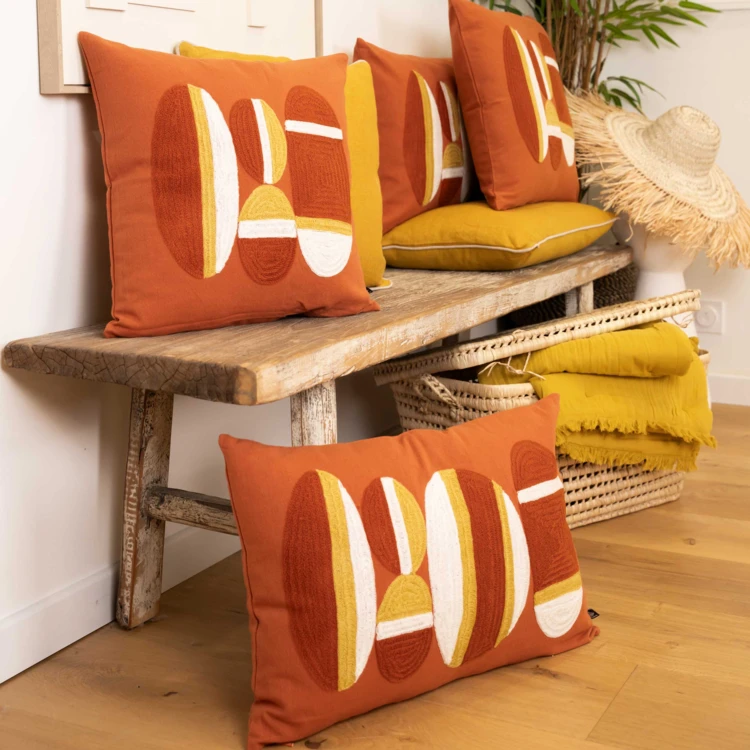 Coussin brodé motif galets de plage